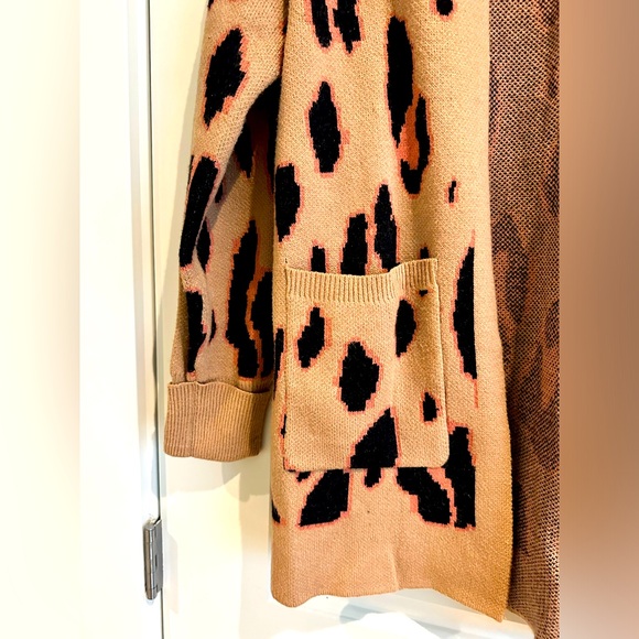 Long sleeved leopard print sweater.  size XL - Picture 10 of 11